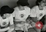 Image des femmes jouant All American Girls Baseball jeu Kenosha Wisconsin USA, 1949, de la seconde 42 séquences d'archives historiques vidéo 65675020790