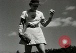 Image des femmes jouant All American Girls Baseball jeu Kenosha Wisconsin USA, 1949, de la seconde 51 séquences d'archives historiques vidéo 65675020790