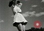 Image des femmes jouant All American Girls Baseball jeu Kenosha Wisconsin USA, 1949, de la seconde 54 séquences d'archives historiques vidéo 65675020790