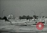 Image Nettoyage de briques Berlin Allemagne, 1955, de la seconde 5 séquences d'archives historiques vidéo 65675020796