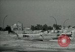 Image Nettoyage de briques Berlin Allemagne, 1955, de la seconde 13 séquences d'archives historiques vidéo 65675020796