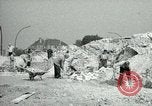 Image Nettoyage de briques Berlin Allemagne, 1955, de la seconde 24 séquences d'archives historiques vidéo 65675020796