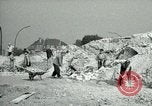 Image Nettoyage de briques Berlin Allemagne, 1955, de la seconde 25 séquences d'archives historiques vidéo 65675020796