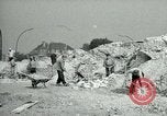 Image Nettoyage de briques Berlin Allemagne, 1955, de la seconde 26 séquences d'archives historiques vidéo 65675020796