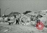 Image Nettoyage de briques Berlin Allemagne, 1955, de la seconde 27 séquences d'archives historiques vidéo 65675020796