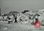 Image Nettoyage de briques Berlin Allemagne, 1955, de la seconde 28 séquences d'archives historiques vidéo 65675020796