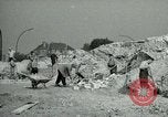 Image Nettoyage de briques Berlin Allemagne, 1955, de la seconde 29 séquences d'archives historiques vidéo 65675020796