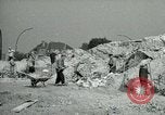 Image Nettoyage de briques Berlin Allemagne, 1955, de la seconde 30 séquences d'archives historiques vidéo 65675020796