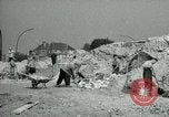 Image Nettoyage de briques Berlin Allemagne, 1955, de la seconde 31 séquences d'archives historiques vidéo 65675020796