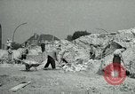 Image Nettoyage de briques Berlin Allemagne, 1955, de la seconde 32 séquences d'archives historiques vidéo 65675020796