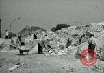 Image Nettoyage de briques Berlin Allemagne, 1955, de la seconde 38 séquences d'archives historiques vidéo 65675020796