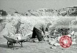 Image Nettoyage de briques Berlin Allemagne, 1955, de la seconde 39 séquences d'archives historiques vidéo 65675020796