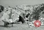 Image Nettoyage de briques Berlin Allemagne, 1955, de la seconde 40 séquences d'archives historiques vidéo 65675020796