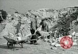 Image Nettoyage de briques Berlin Allemagne, 1955, de la seconde 41 séquences d'archives historiques vidéo 65675020796