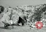Image Nettoyage de briques Berlin Allemagne, 1955, de la seconde 42 séquences d'archives historiques vidéo 65675020796