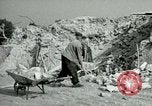 Image Nettoyage de briques Berlin Allemagne, 1955, de la seconde 43 séquences d'archives historiques vidéo 65675020796