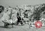 Image Nettoyage de briques Berlin Allemagne, 1955, de la seconde 44 séquences d'archives historiques vidéo 65675020796