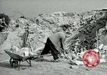 Image Nettoyage de briques Berlin Allemagne, 1955, de la seconde 45 séquences d'archives historiques vidéo 65675020796