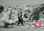 Image Nettoyage de briques Berlin Allemagne, 1955, de la seconde 46 séquences d'archives historiques vidéo 65675020796
