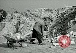 Image Nettoyage de briques Berlin Allemagne, 1955, de la seconde 47 séquences d'archives historiques vidéo 65675020796