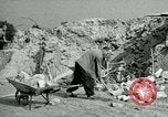 Image Nettoyage de briques Berlin Allemagne, 1955, de la seconde 48 séquences d'archives historiques vidéo 65675020796