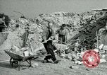 Image Nettoyage de briques Berlin Allemagne, 1955, de la seconde 49 séquences d'archives historiques vidéo 65675020796