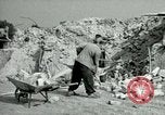 Image Nettoyage de briques Berlin Allemagne, 1955, de la seconde 50 séquences d'archives historiques vidéo 65675020796