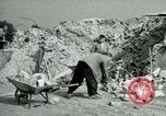 Image Nettoyage de briques Berlin Allemagne, 1955, de la seconde 51 séquences d'archives historiques vidéo 65675020796