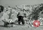 Image Nettoyage de briques Berlin Allemagne, 1955, de la seconde 52 séquences d'archives historiques vidéo 65675020796