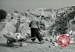 Image Nettoyage de briques Berlin Allemagne, 1955, de la seconde 53 séquences d'archives historiques vidéo 65675020796
