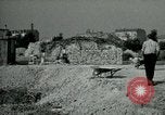 Image Nettoyage de briques Berlin Allemagne, 1955, de la seconde 54 séquences d'archives historiques vidéo 65675020796