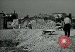 Image Nettoyage de briques Berlin Allemagne, 1955, de la seconde 55 séquences d'archives historiques vidéo 65675020796