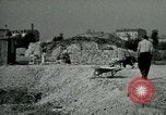 Image Nettoyage de briques Berlin Allemagne, 1955, de la seconde 56 séquences d'archives historiques vidéo 65675020796