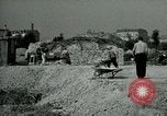 Image Nettoyage de briques Berlin Allemagne, 1955, de la seconde 57 séquences d'archives historiques vidéo 65675020796