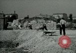 Image Nettoyage de briques Berlin Allemagne, 1955, de la seconde 58 séquences d'archives historiques vidéo 65675020796