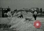 Image Nettoyage de briques Berlin Allemagne, 1955, de la seconde 59 séquences d'archives historiques vidéo 65675020796