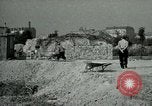Image Nettoyage de briques Berlin Allemagne, 1955, de la seconde 60 séquences d'archives historiques vidéo 65675020796