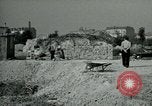 Image Nettoyage de briques Berlin Allemagne, 1955, de la seconde 61 séquences d'archives historiques vidéo 65675020796