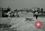 Image Nettoyage de briques Berlin Allemagne, 1955, de la seconde 62 séquences d'archives historiques vidéo 65675020796