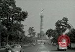 Standbild Siegessaule Berlin Deutschland, 1955, aus Sekunde 31 historischem Filmmaterial Videoclip 65675020797