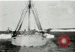 Standbild Captain Pedersen von Whaler Herman Trades mit Eskimos Indian Point Alaska USA, 1915, aus Sekunde 3 historischem Filmmaterial Videoclip 65675020846