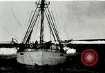 Standbild Captain Pedersen von Whaler Herman Trades mit Eskimos Indian Point Alaska USA, 1915, aus Sekunde 4 historischem Filmmaterial Videoclip 65675020846