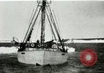 Standbild Captain Pedersen von Whaler Herman Trades mit Eskimos Indian Point Alaska USA, 1915, aus Sekunde 5 historischem Filmmaterial Videoclip 65675020846