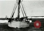 Standbild Captain Pedersen von Whaler Herman Trades mit Eskimos Indian Point Alaska USA, 1915, aus Sekunde 6 historischem Filmmaterial Videoclip 65675020846