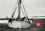 Standbild Captain Pedersen von Whaler Herman Trades mit Eskimos Indian Point Alaska USA, 1915, aus Sekunde 7 historischem Filmmaterial Videoclip 65675020846