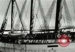 Standbild Captain Pedersen von Whaler Herman Trades mit Eskimos Indian Point Alaska USA, 1915, aus Sekunde 9 historischem Filmmaterial Videoclip 65675020846