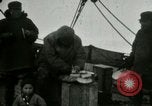 Standbild Captain Pedersen von Whaler Herman Trades mit Eskimos Indian Point Alaska USA, 1915, aus Sekunde 16 historischem Filmmaterial Videoclip 65675020846