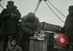Standbild Captain Pedersen von Whaler Herman Trades mit Eskimos Indian Point Alaska USA, 1915, aus Sekunde 17 historischem Filmmaterial Videoclip 65675020846