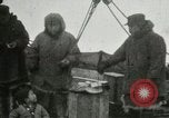 Standbild Captain Pedersen von Whaler Herman Trades mit Eskimos Indian Point Alaska USA, 1915, aus Sekunde 18 historischem Filmmaterial Videoclip 65675020846