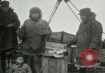 Standbild Captain Pedersen von Whaler Herman Trades mit Eskimos Indian Point Alaska USA, 1915, aus Sekunde 19 historischem Filmmaterial Videoclip 65675020846